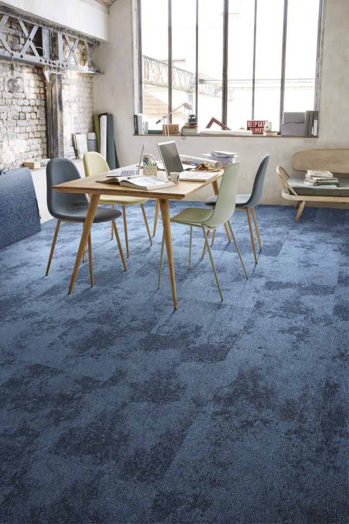 72_dpi_4A2M_RoomSet_carpet_TRAMONTANE_190_BLUE_1